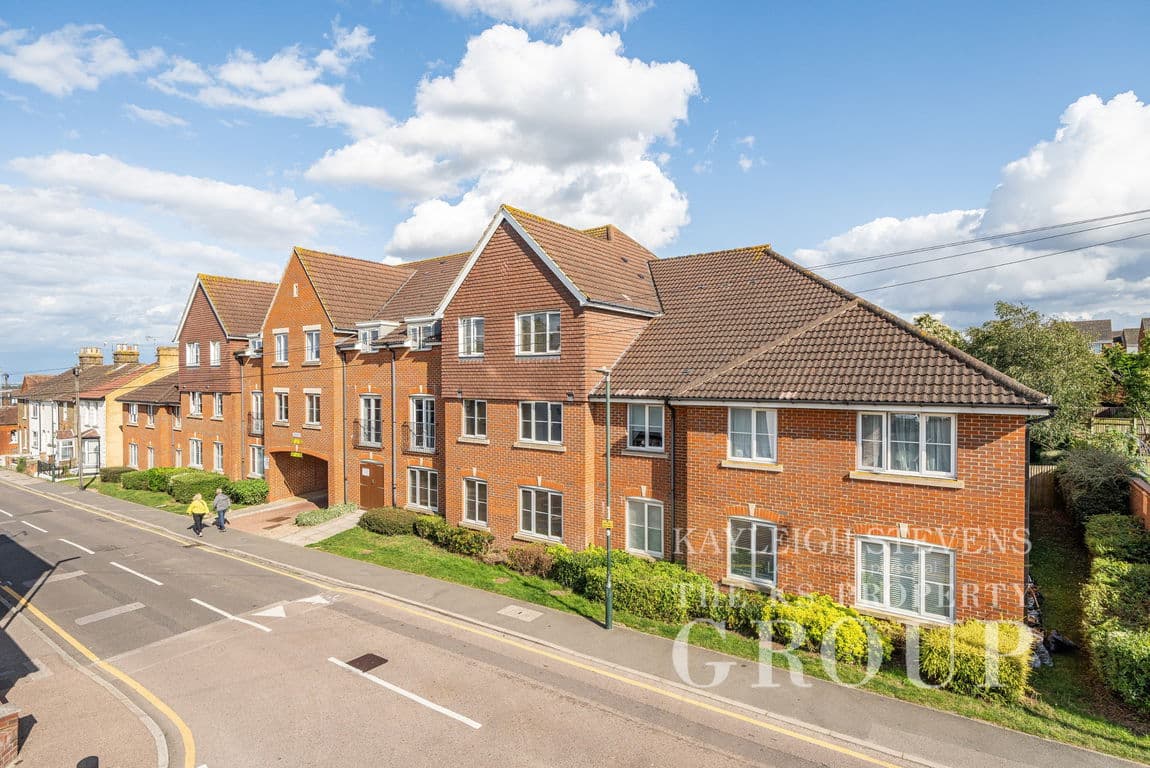 Top Flat Apartment &#8211; Walking Distance to Rainham &#8211; Orchard Street