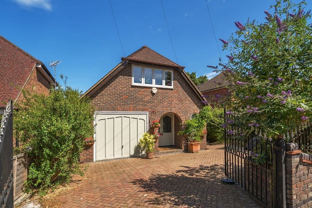 Spacious home with gated drive, 100ft garden, modern bathrooms, and great schools &#8211; Edwin Road