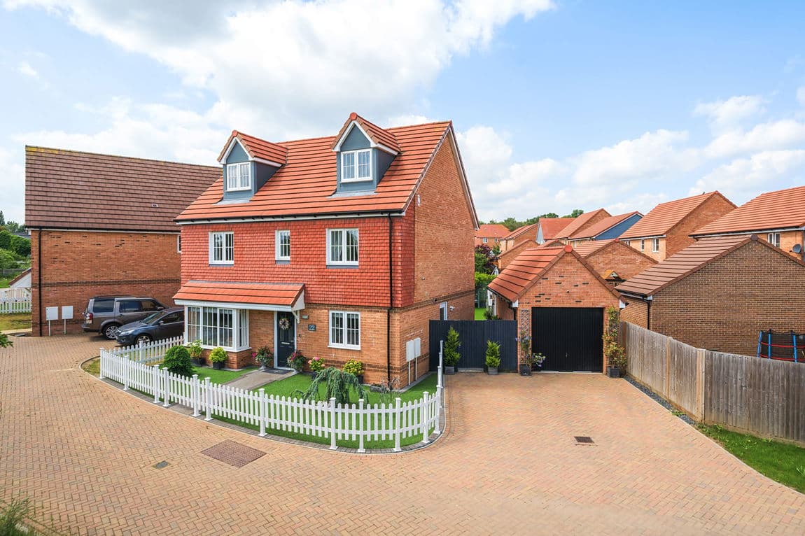 Elegant and Spacious Five Double Bedroom Detached Home in Rainham