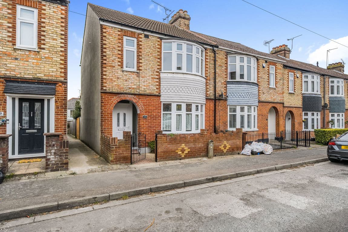 Fully Refurbished 3 Bedroom Home – Larkfield Avenue