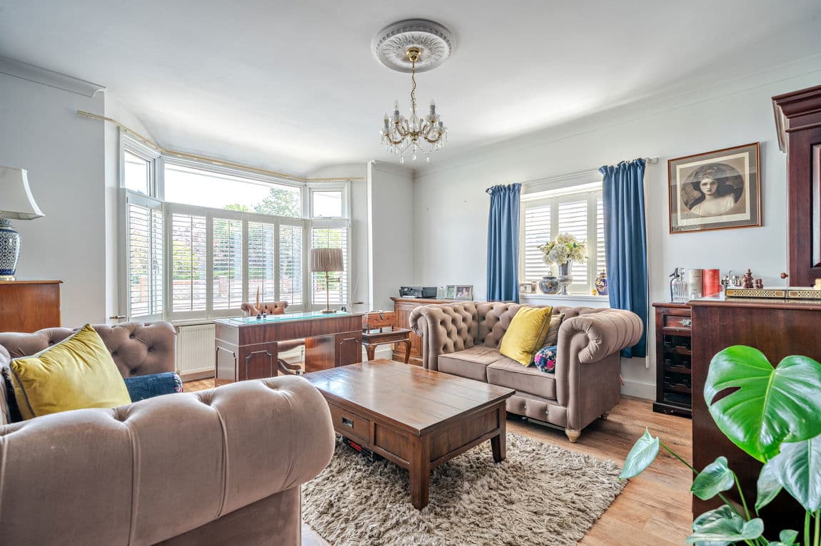 Welcome to One of Rainham’s Finest – A Landmark Residence on Edwin Road