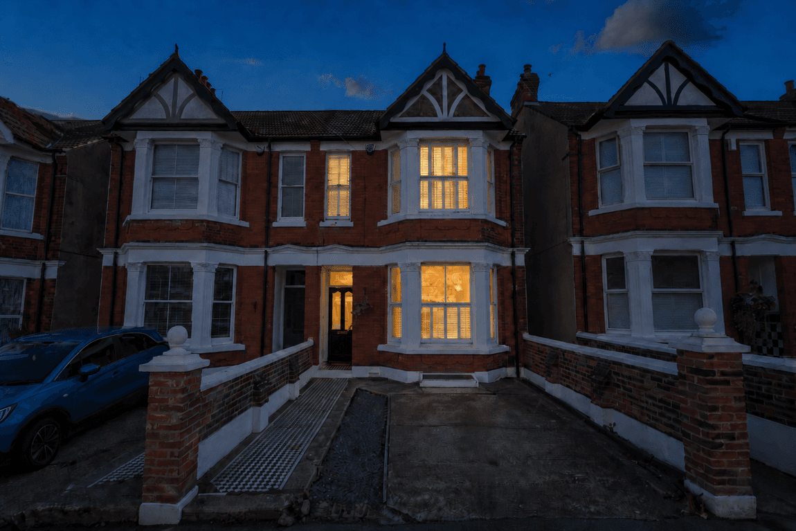 Elegant & Substantial 1700sq ft Period Home – Complete Chain