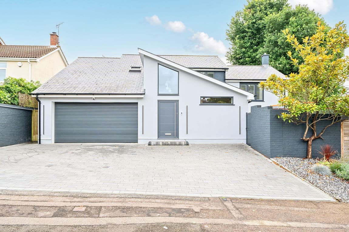 Stunning Contemporary Home in Great Location – Nearly 3000sq ft