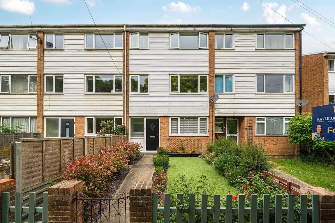 Modern Terraced Home with Integral Garage in Parkwood Green, Rainham