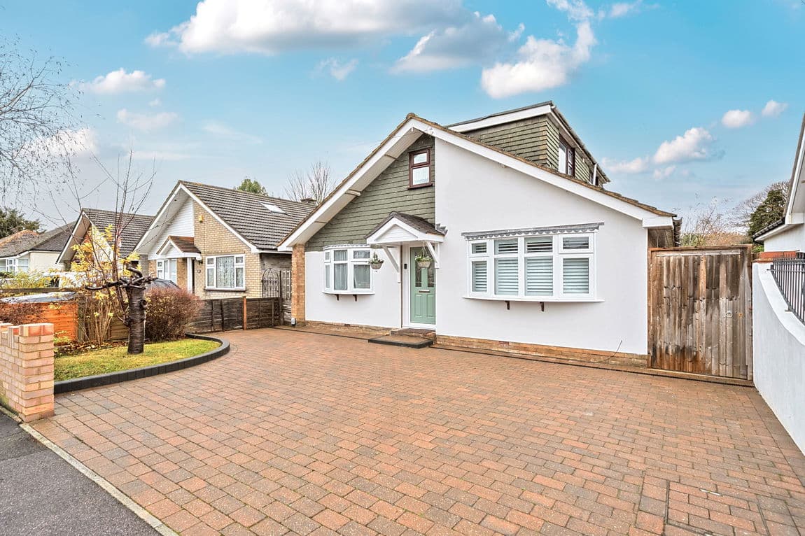 CHAIN FREE Home with Large Garden & Garage