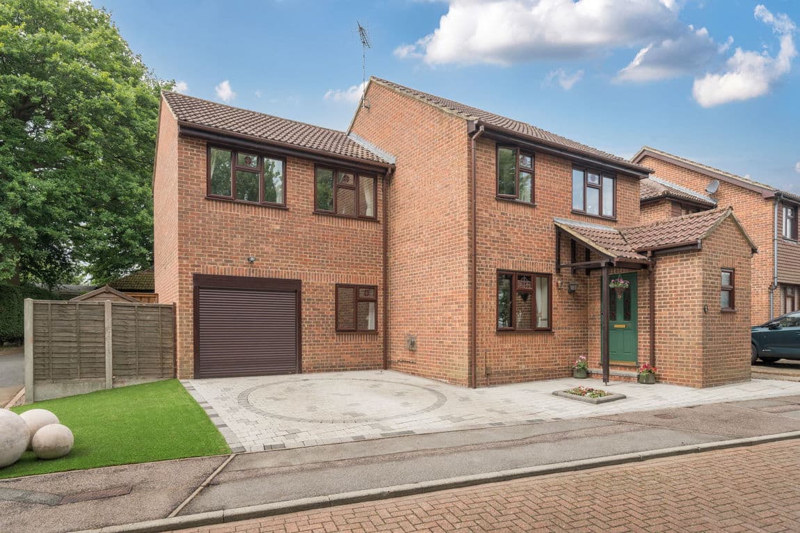 Substantial Family Home With Own Principal Suite – Brockenhurst Close