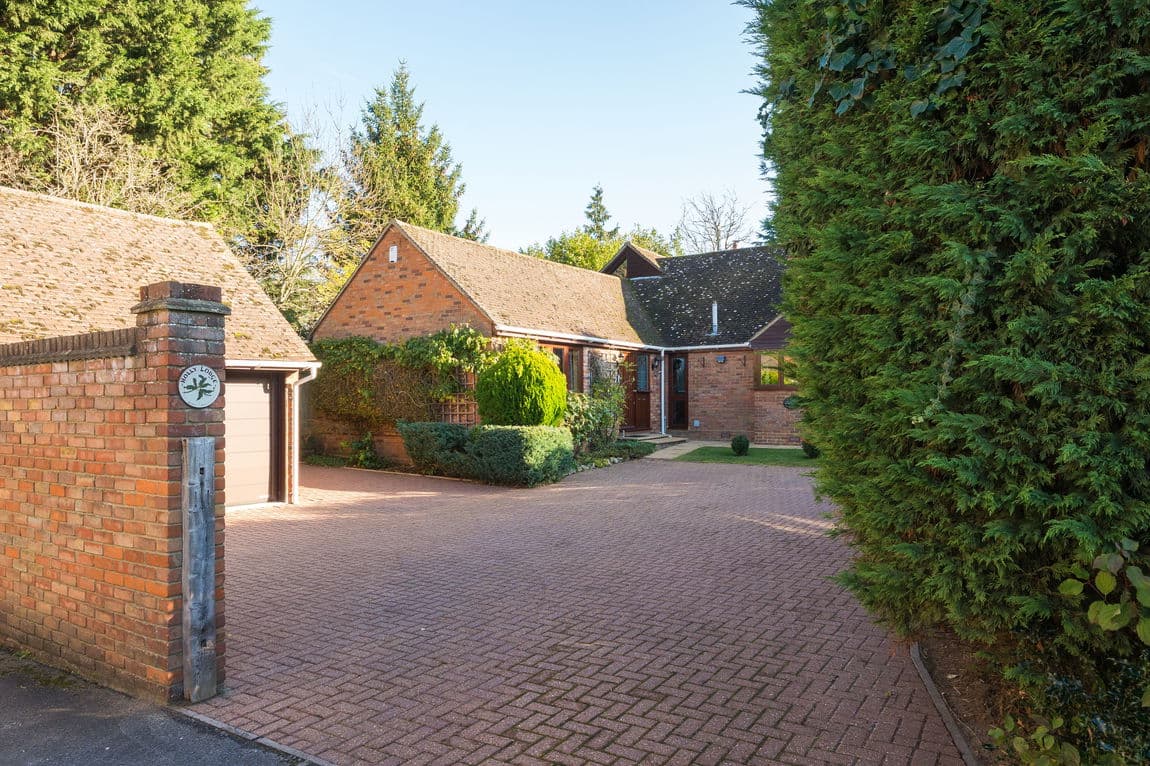 A rare country residence of scale, privacy and heritage – CHAIN FREE