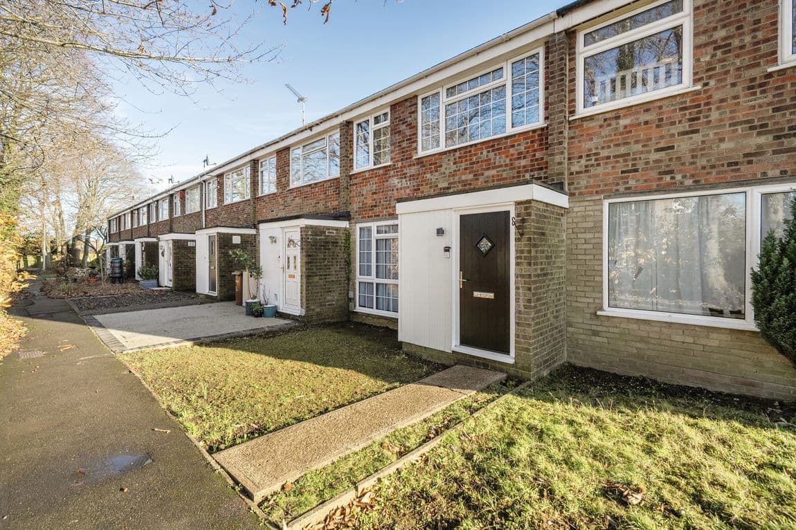 Offering almost 1,000 sq ft of space including a garage in Wigmore