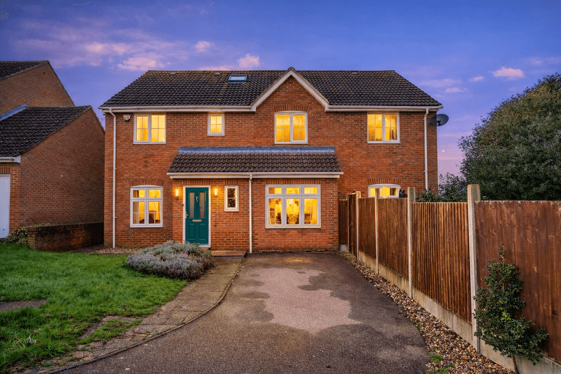 RARE Large Detached Home | Remote Workspaces | Short Walk to School | Near Station