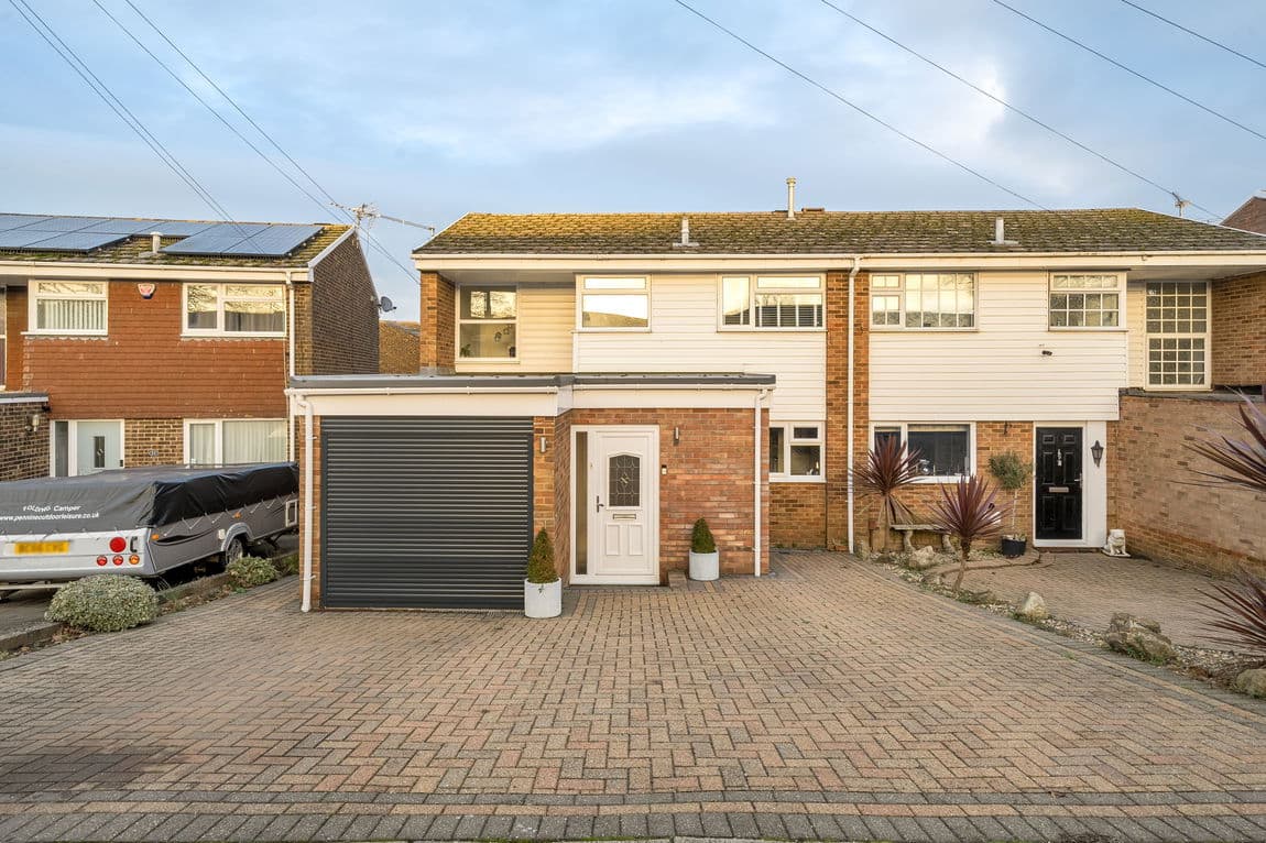 Extended Well Presented Family Home in Rainham – 1164sq ft