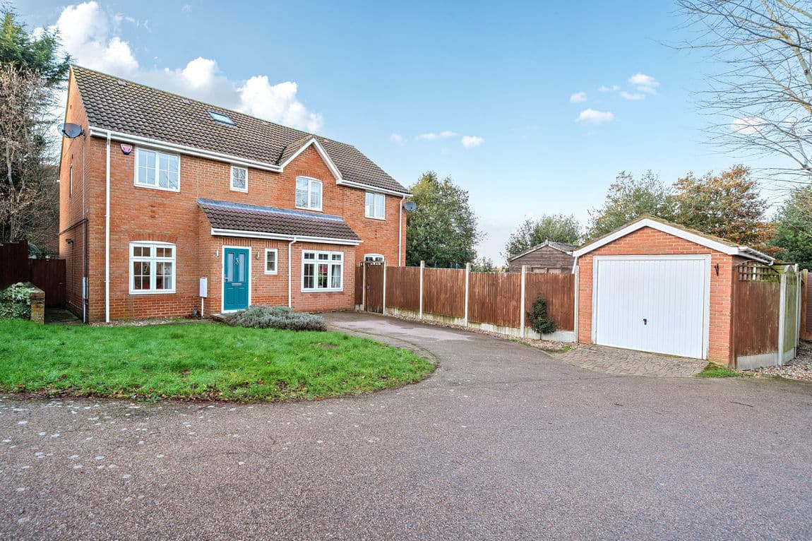 RARE Large Detached Home | Remote Workspaces | Short Walk to School | Near Station