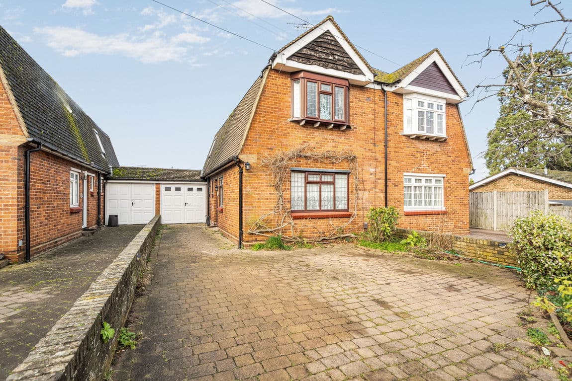 Versatile 2/3 Bedroom Semi – Walking Distance to Station & Town Centre