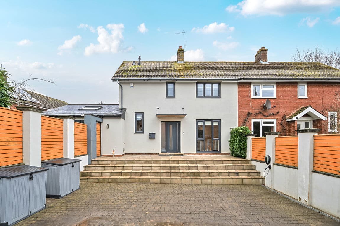 Village Life – Spacious Versatile Lifestyle