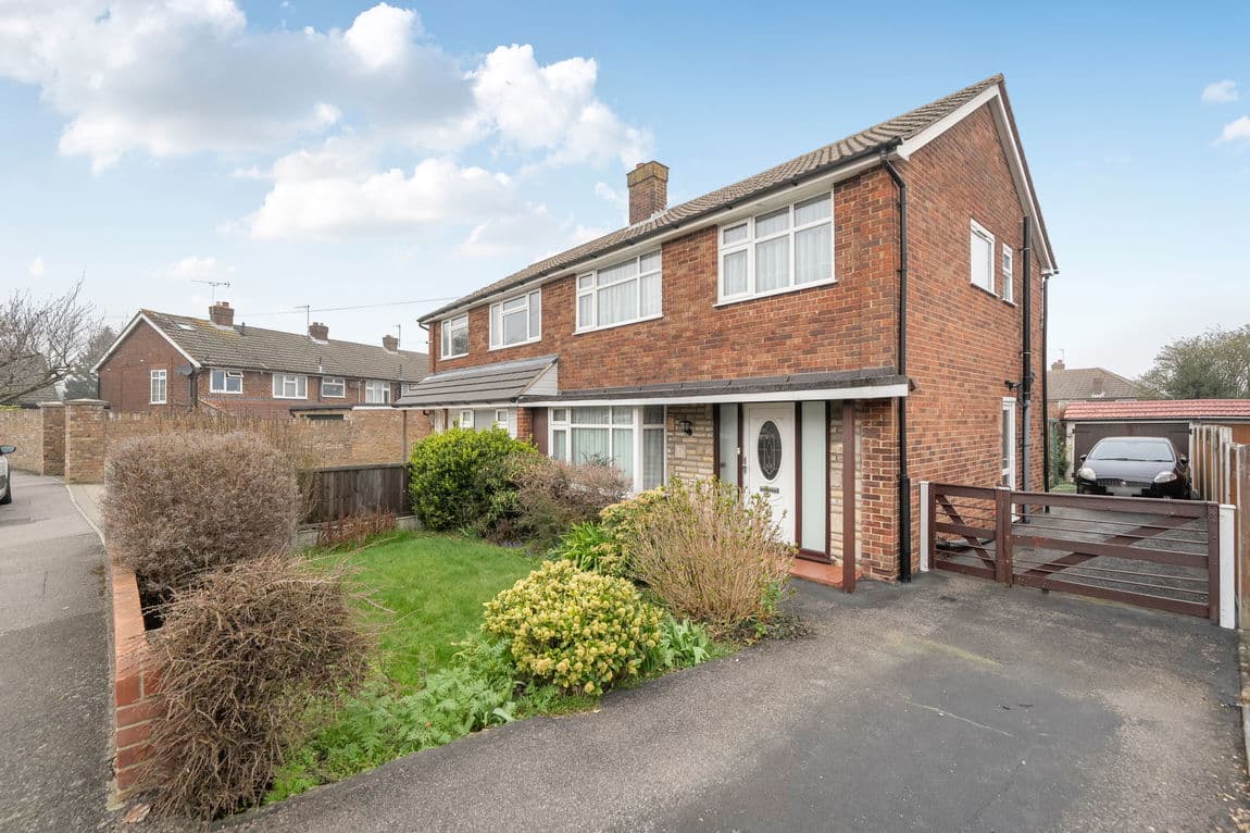 CHAIN Free Family Home in Popular Quiet Close