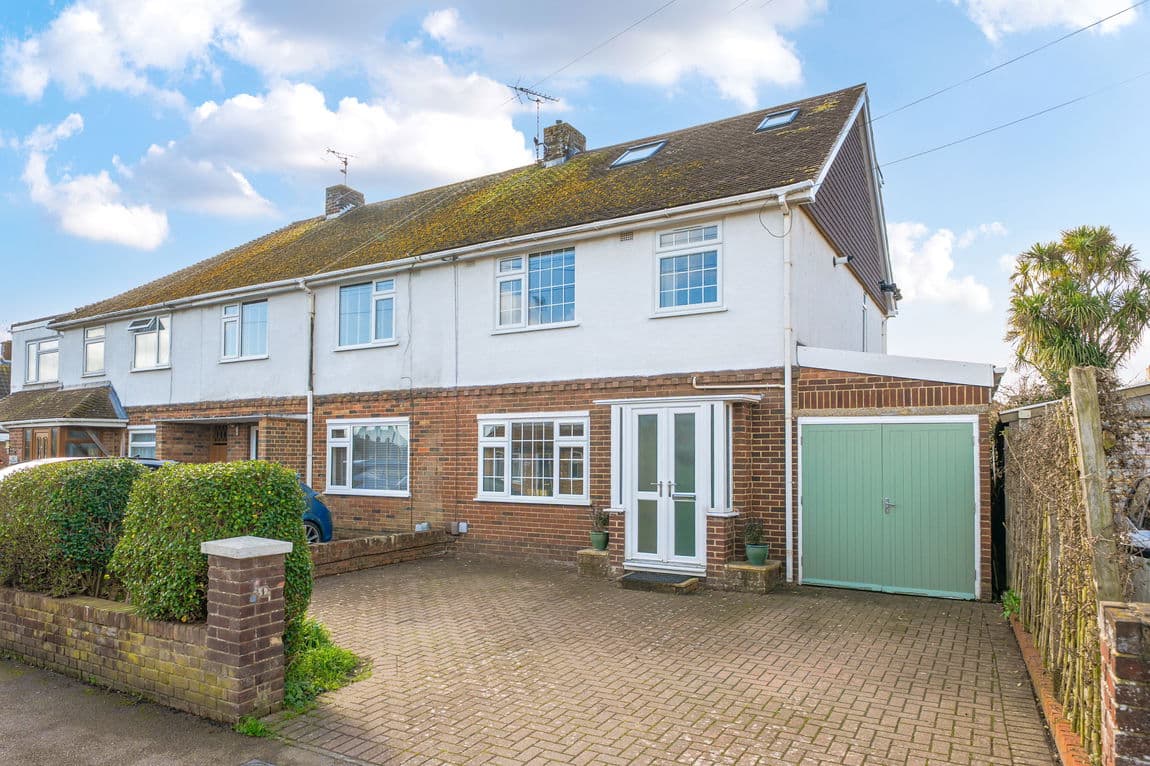 Spacious Family Home with 100ft South Facing Garden & Parking