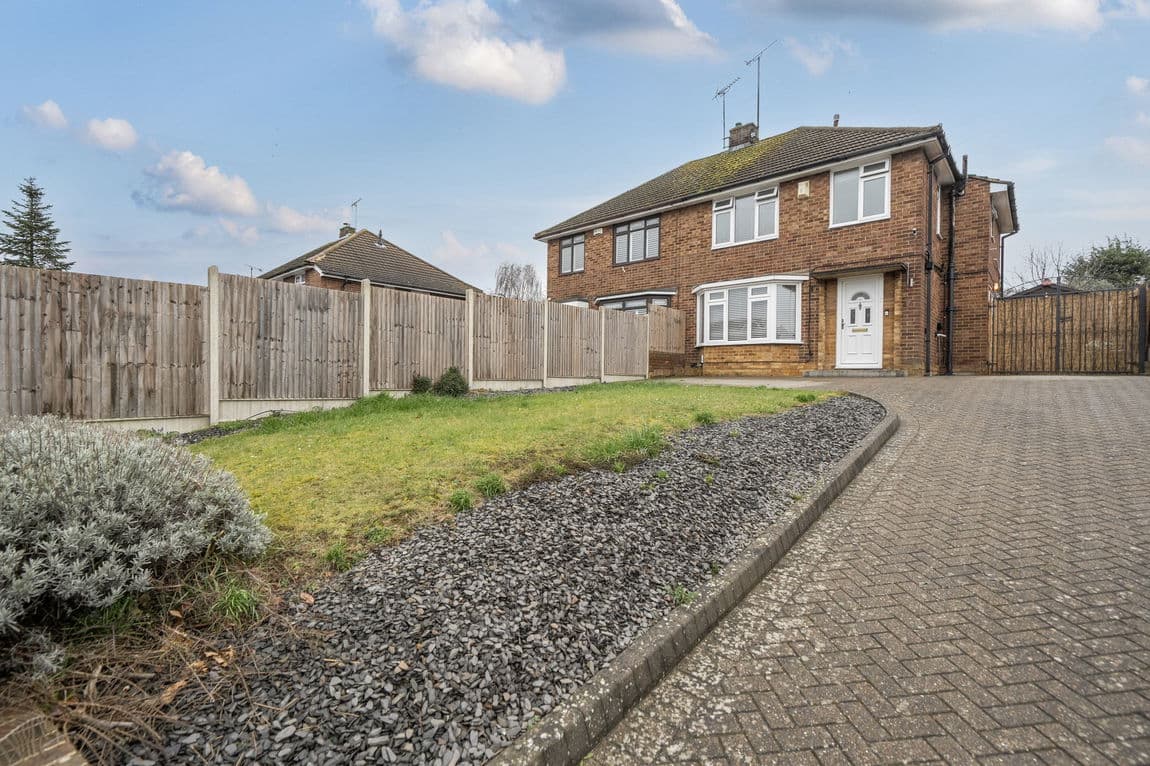 Extended Family Close to School & Town Centre