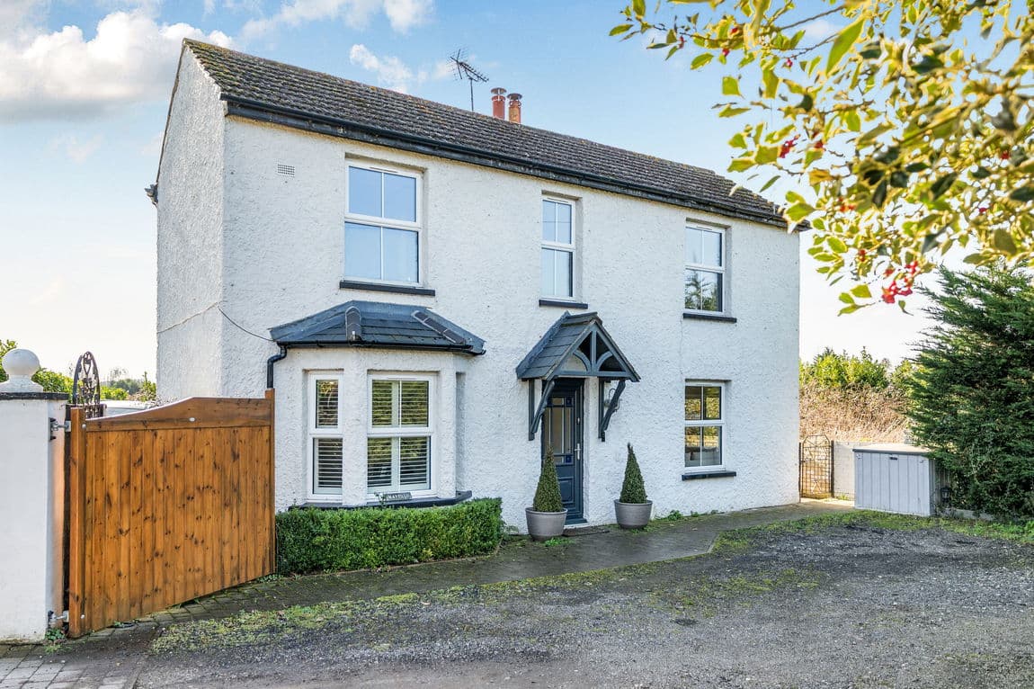 Gated Period Home with 42ft open plan living area