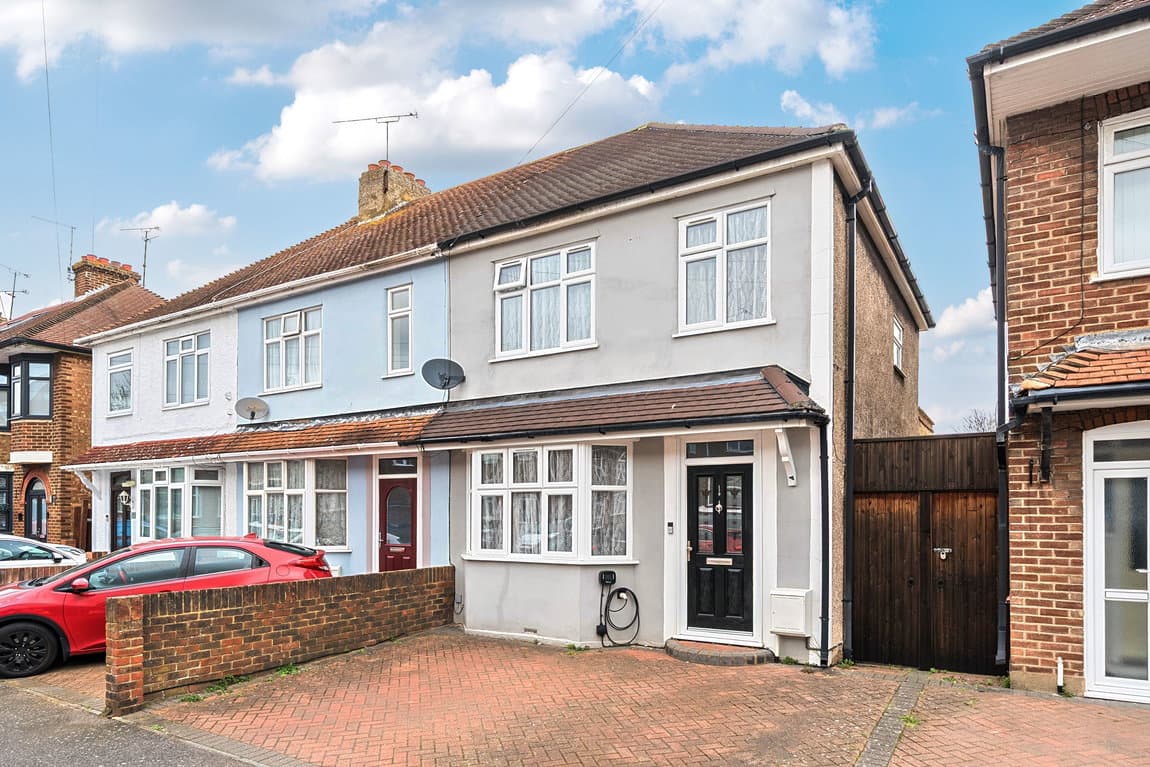 Spacious Family Home With Driveway & Double Garage