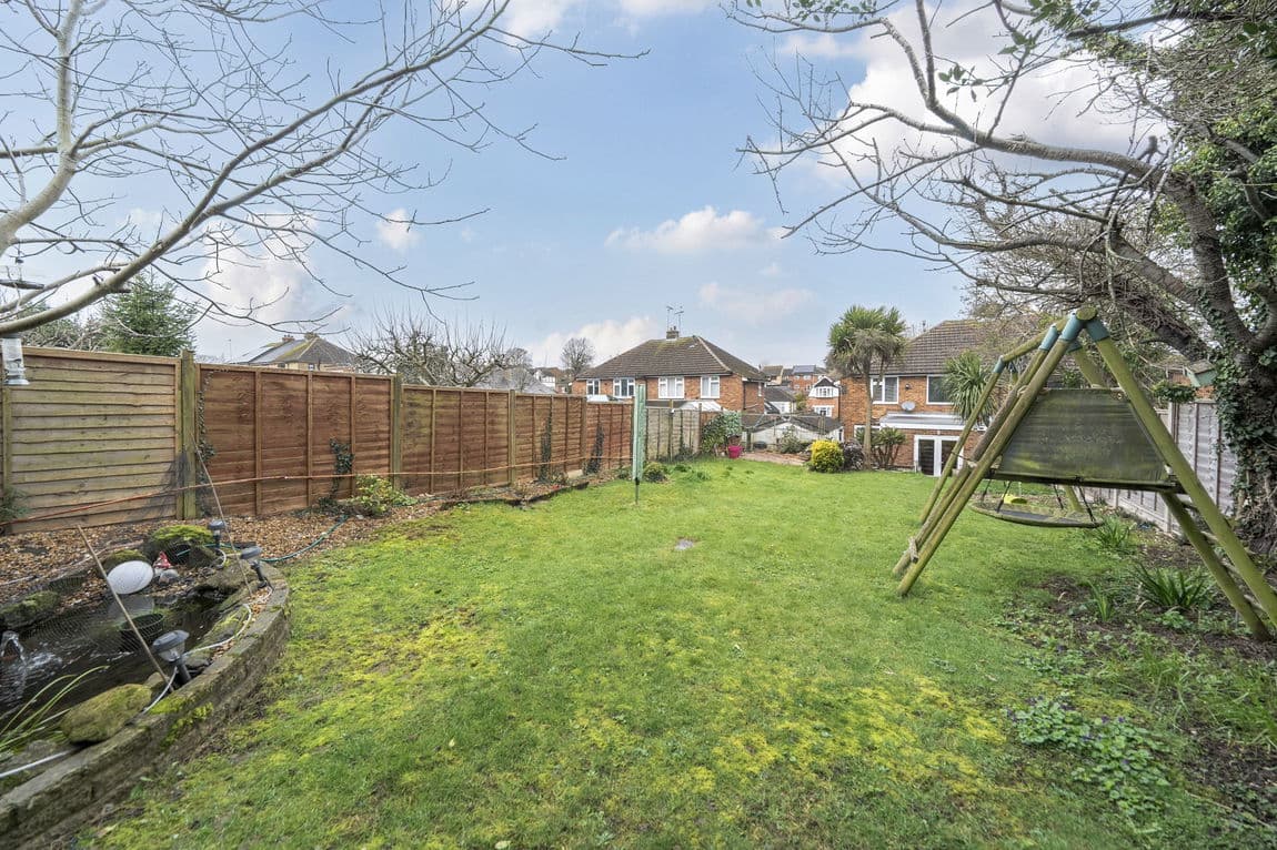 Extended Family Home Close to School & Town Centre