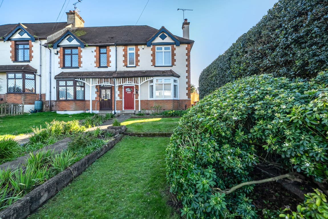 Modern Throughout, Parking for 2, Over 1100sq ft – MUST BE VIEWED