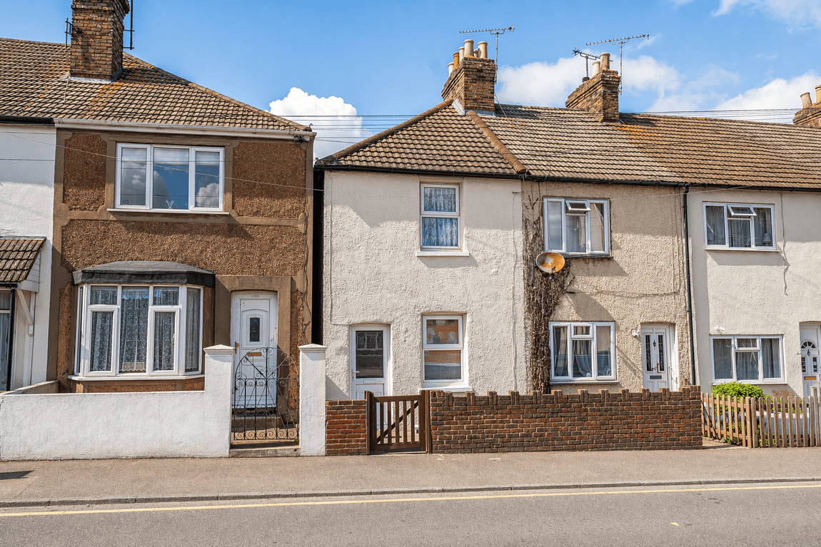 Chain-free Victorian charm, 969 sq ft and a west-facing garden, moments from Rainham station and High Street.