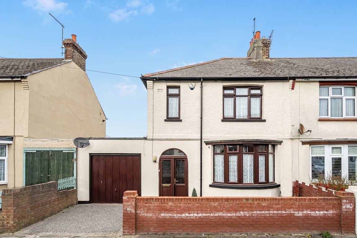 Extended Family Home Over 1200sq ft – Garage & Driveway