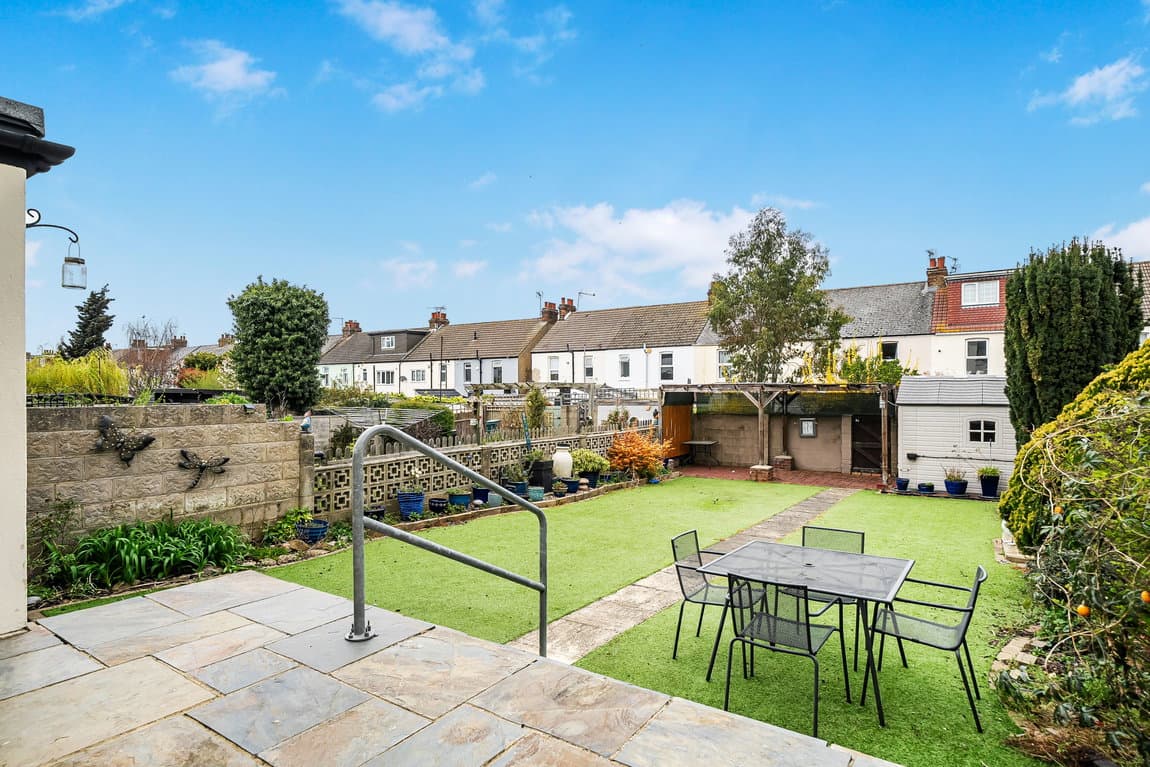 Extended Family Home Over 1200sq ft – Garage & Driveway