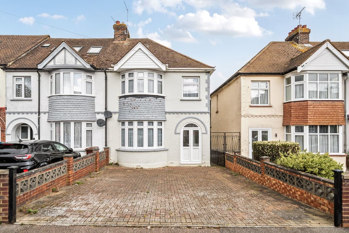 CHAIN FREE Home With Exciting Potential – Over 1,100 sqft & Double Garage