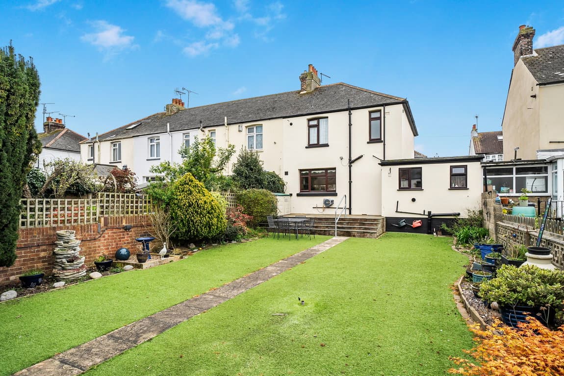 Extended Family Home Over 1200sq ft – Garage & Driveway