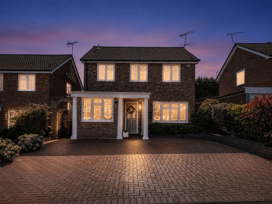Modern Hempstead Home With Large Driveway & 22ft Kitchen