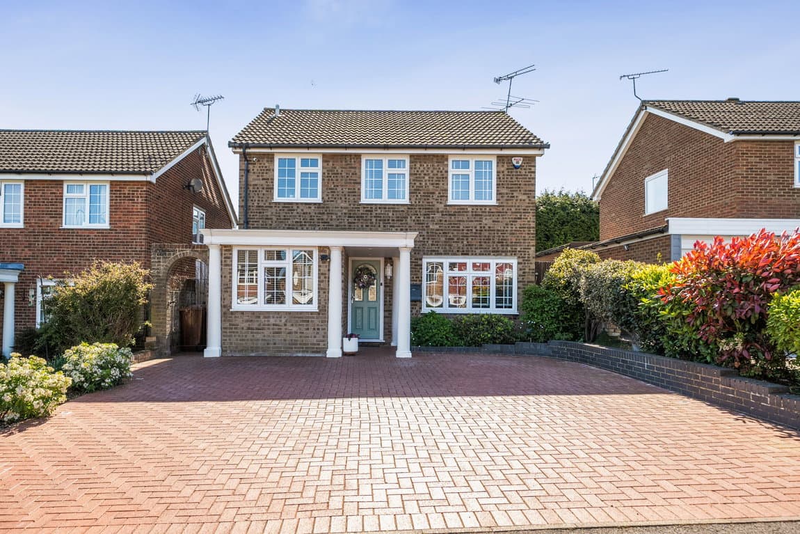 Modern Hempstead Home With Large Driveway & 22ft Kitchen