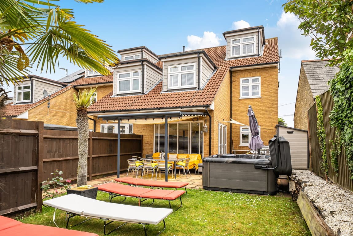 Substantial Family Home with Secure Gated Parking Near Medway Hospital
