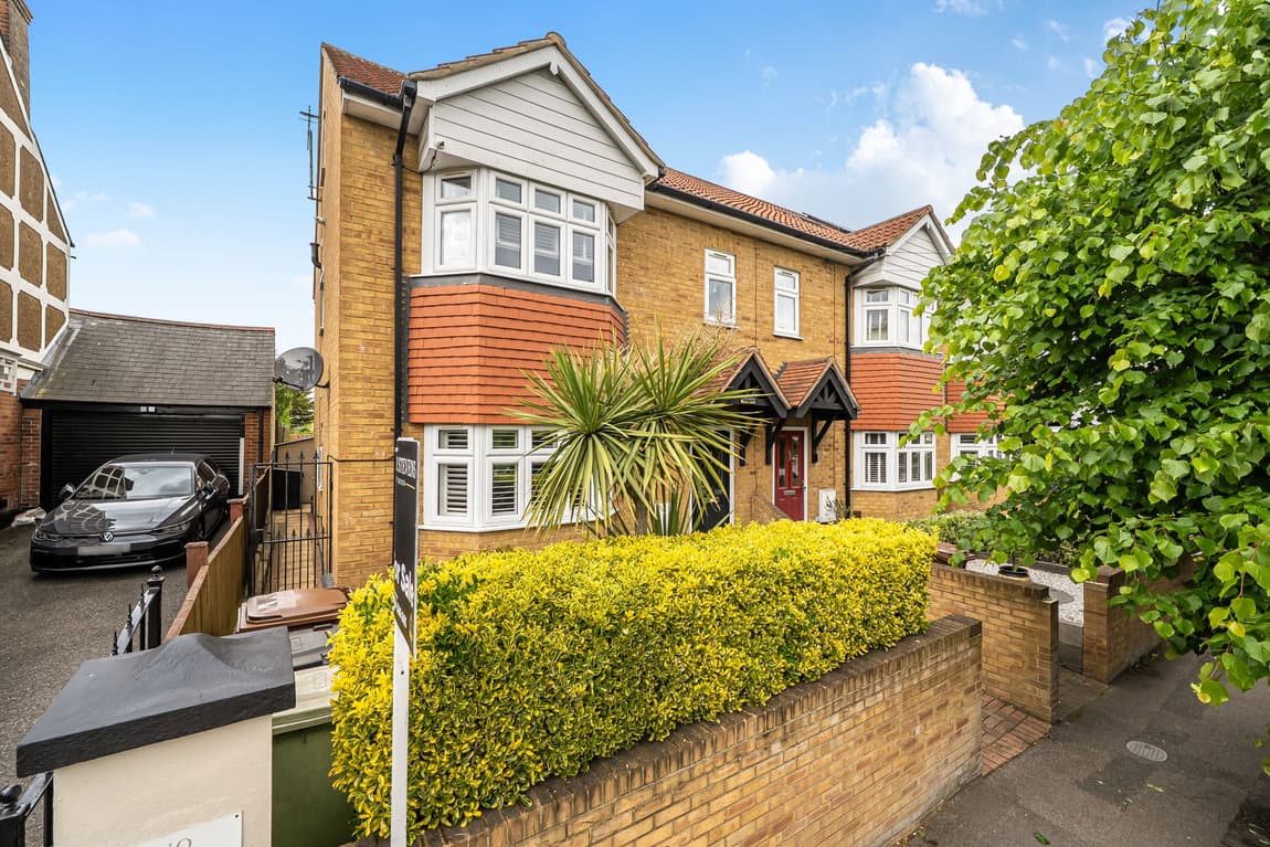 Substantial Family Home with Secure Gated Parking Near Medway Hospital