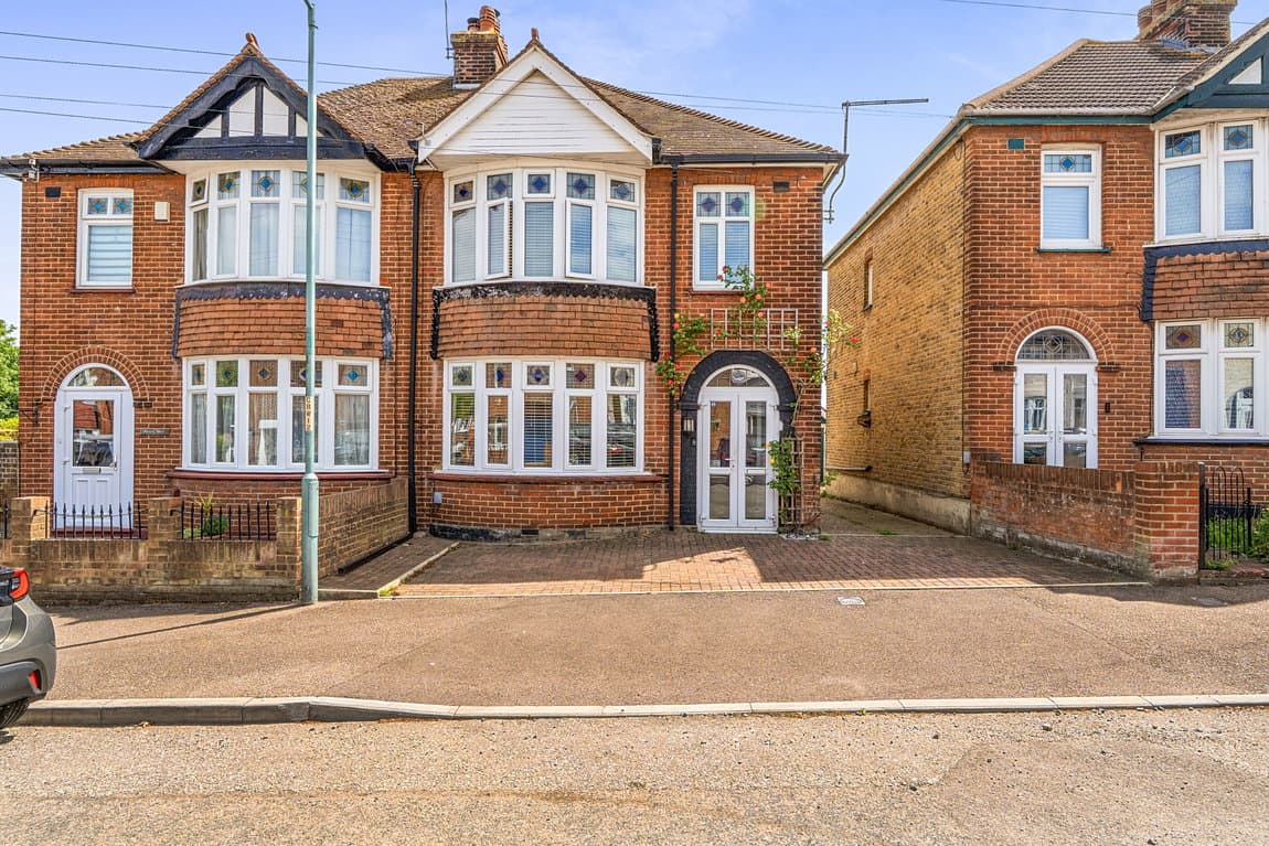 Chain Free Home With Abundance of Storage & Garage