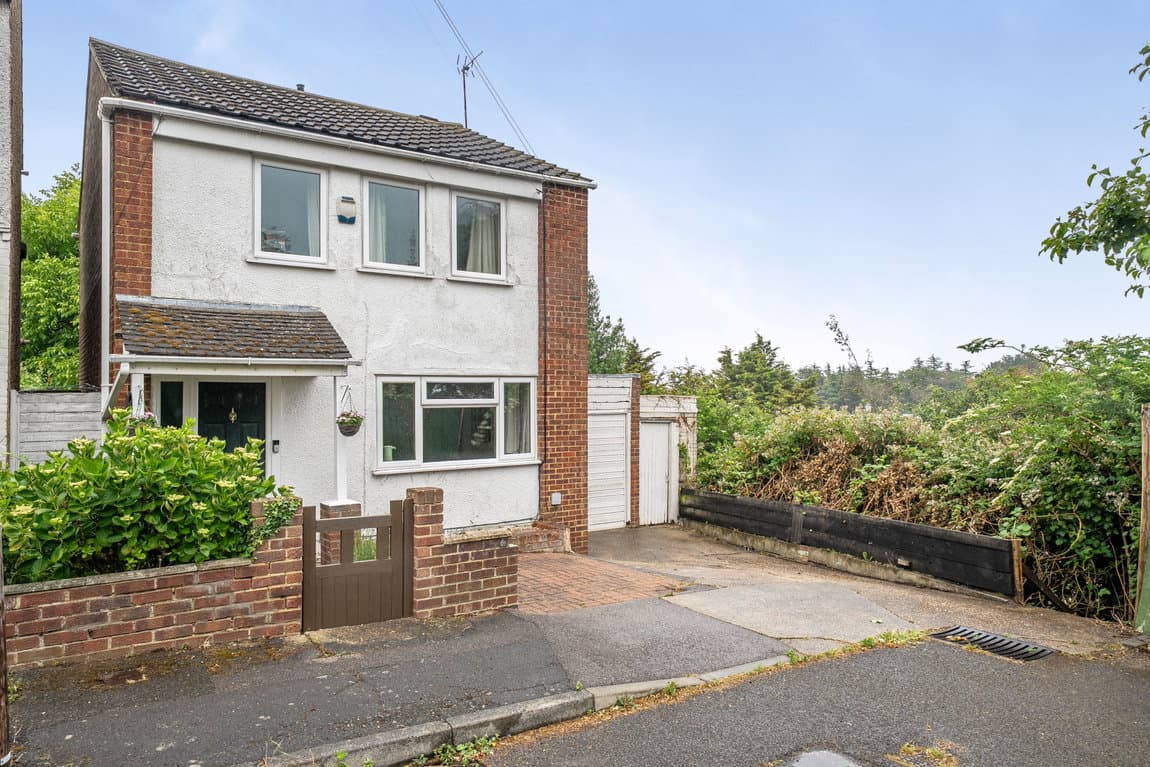 Detached Home On Generous Plot with Garage & Driveway