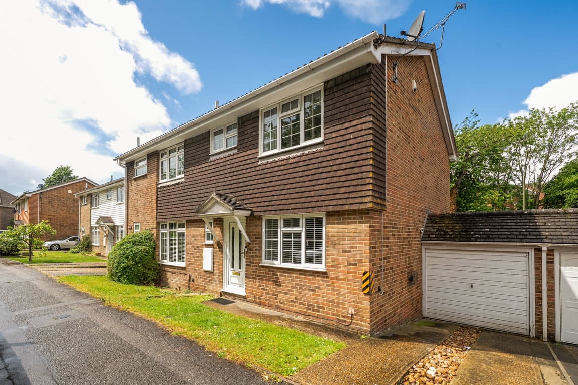 Extended Family Home in Hempstead With Over 1150sq ft or Living & Storage space
