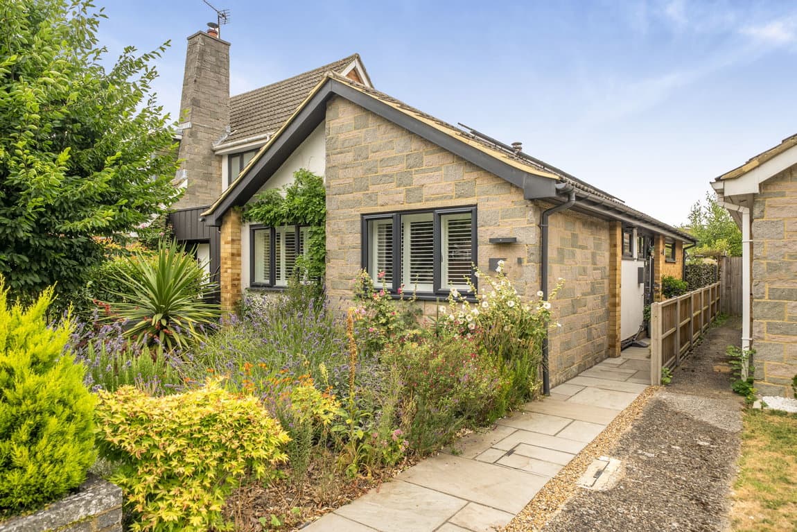 Beautifully Presented Detached Bungalow | Bespoke Kitchen | Solar Panels | Garage & Generous Driveway