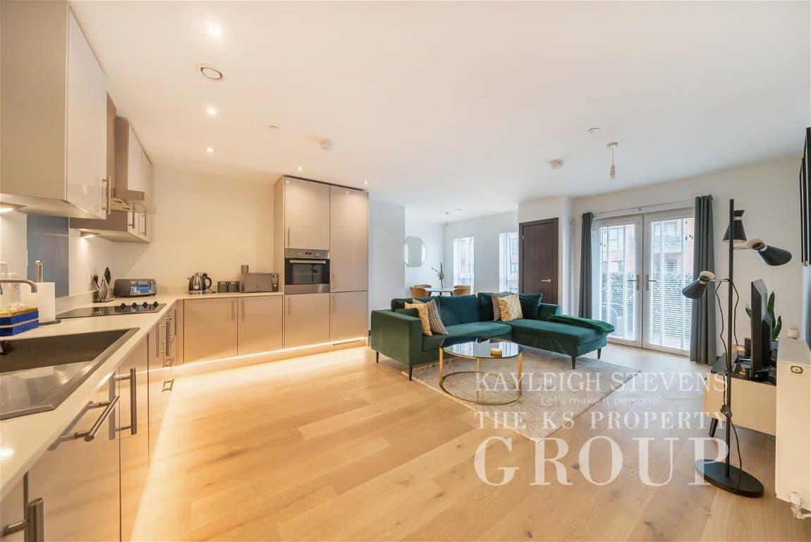 Stunning Furnished Apartment Near Town Centre