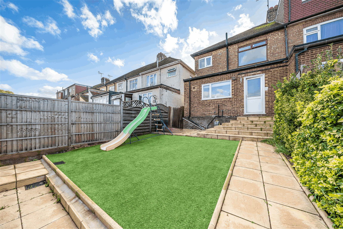 Charming Family Home With Driveway for 2 cars and Garage – Sunnymead Avenue