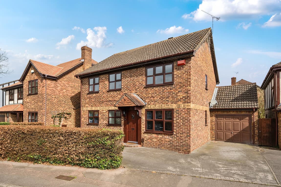 CHAIN FREE family home in Popular Hempstead Location