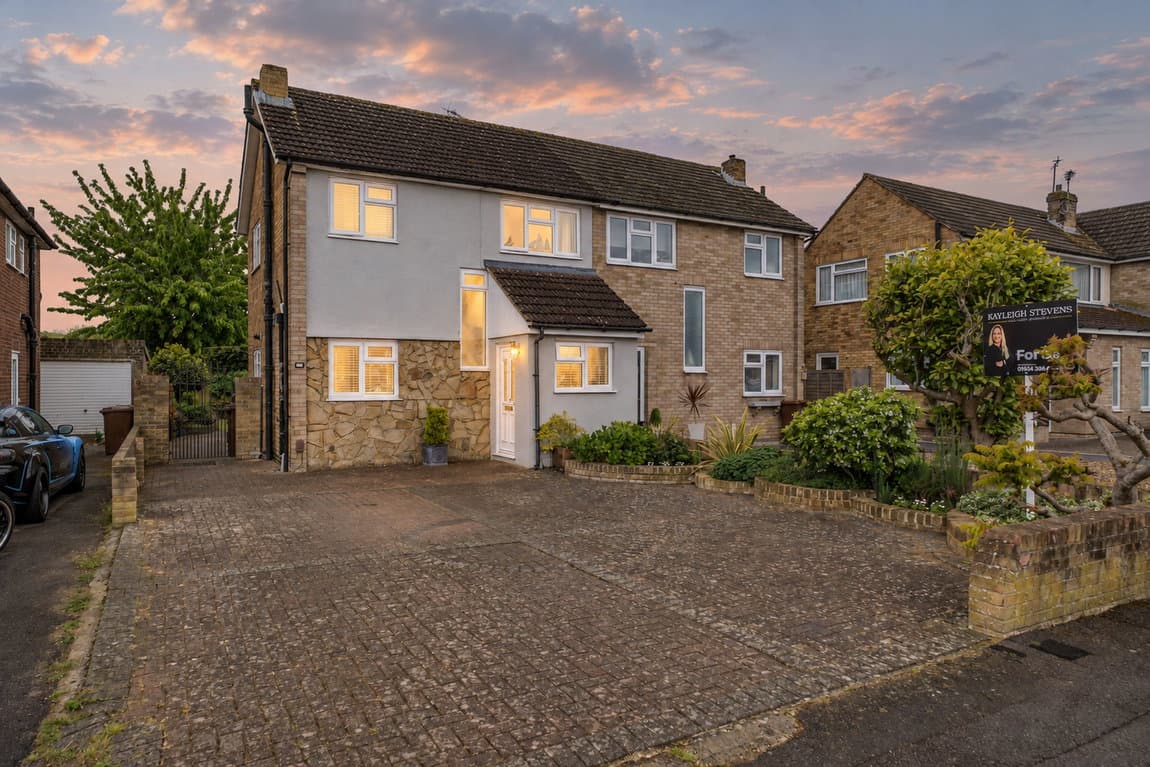 Charming Well Presented Home in Popular Wigmore Location