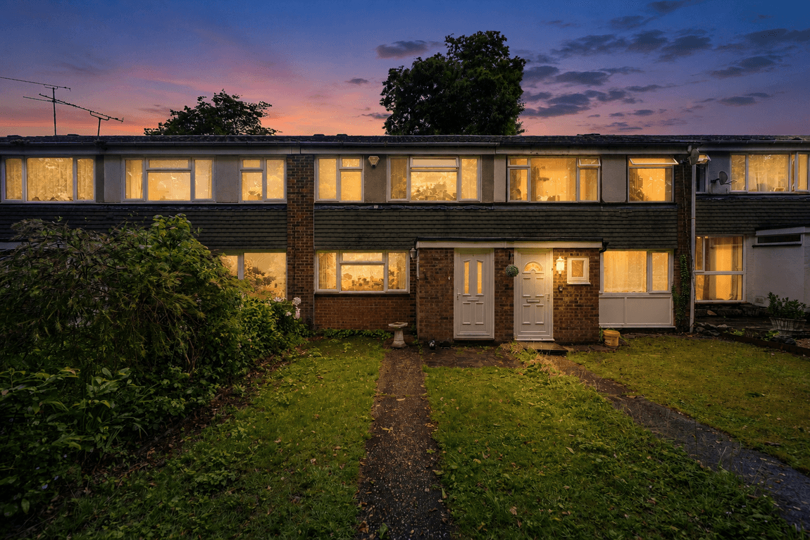 Extended Home With Garage EnBloc – Quiet Walkway Position