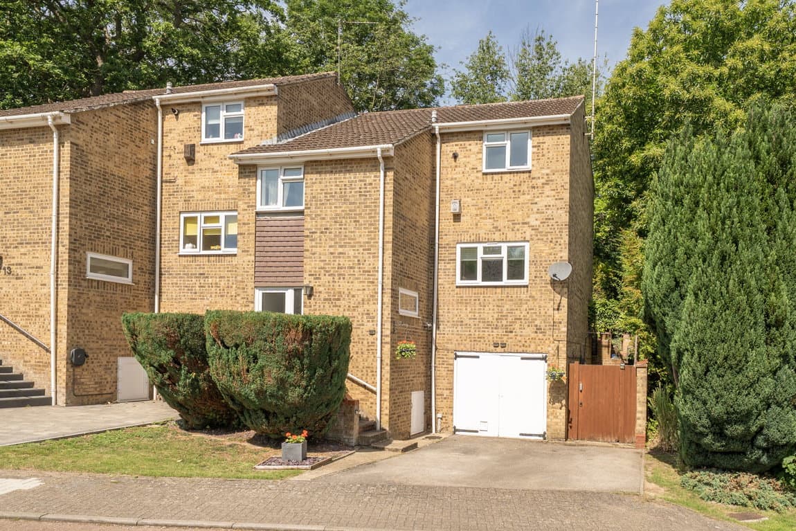 Spacious, Versatile, Private & Quiet – Over 1200sq ft