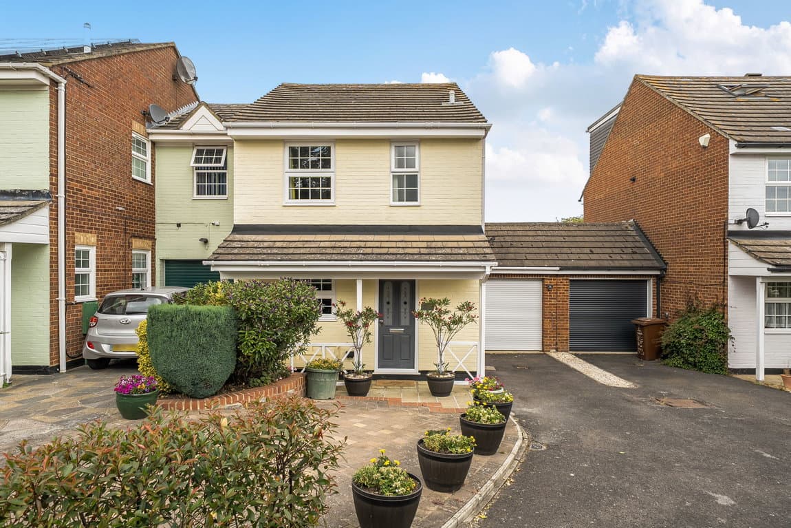 A beautifully presented home, tucked away in a quiet close, generous parking, en-suite and private garden.