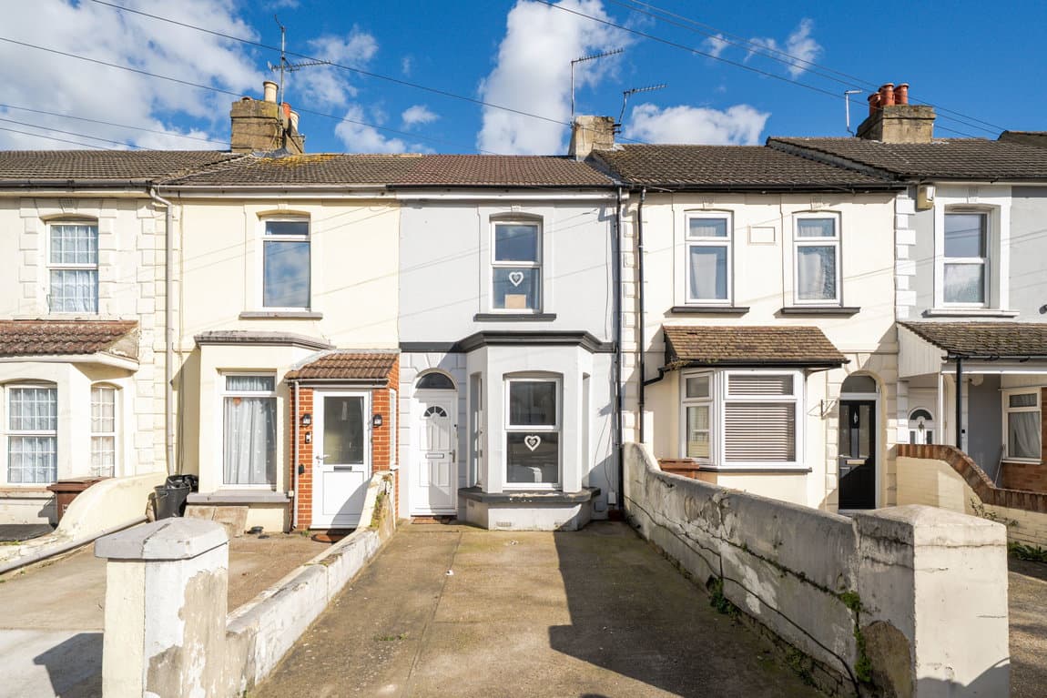 Spacious home with large garden and driveway