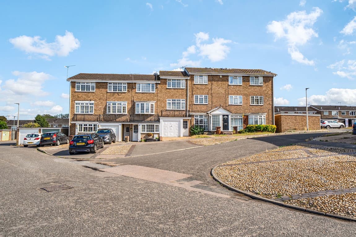 Chain Free Townhouse – Walking Distance to Schools & Town