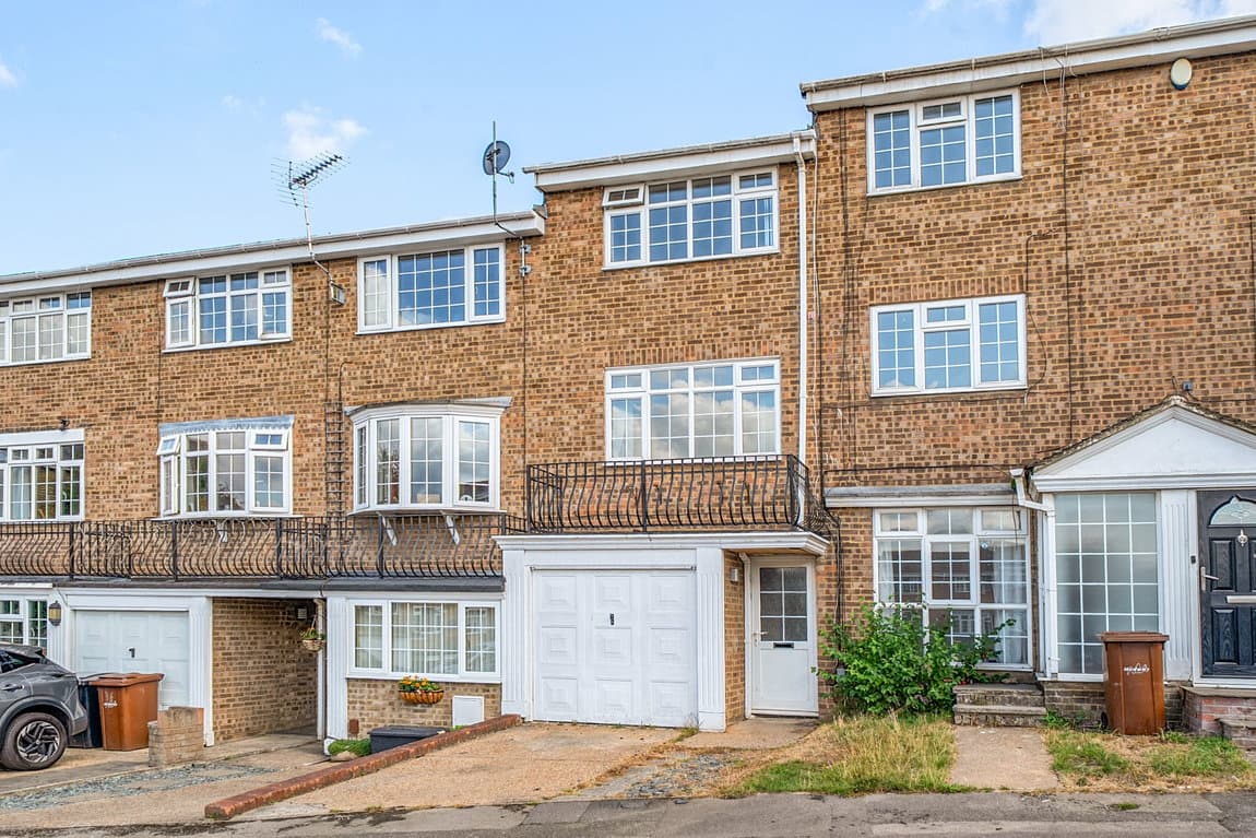 Chain Free Townhouse – Walking Distance to Schools & Town