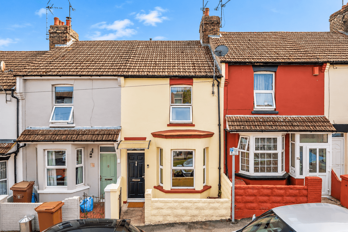 CHAIN FREE | THREE BEDROOMS | TWO RECEPTION ROOMS | PRIVATE REAR GARDEN