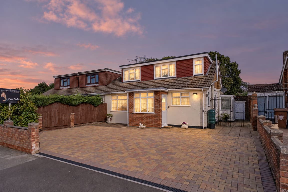 CHAIN FREE – Amazing Area – Over 1,000 sq ft – WIGMORE