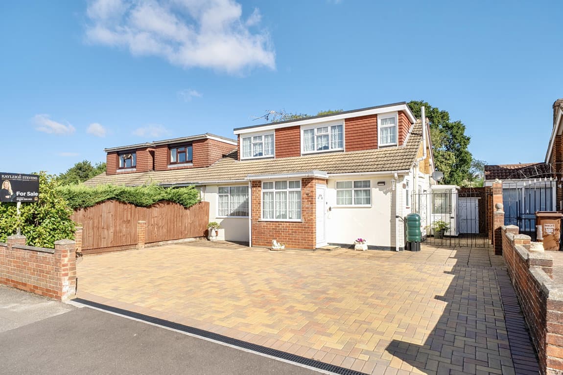 CHAIN FREE – Amazing Area – Over 1,000 sq ft – WIGMORE